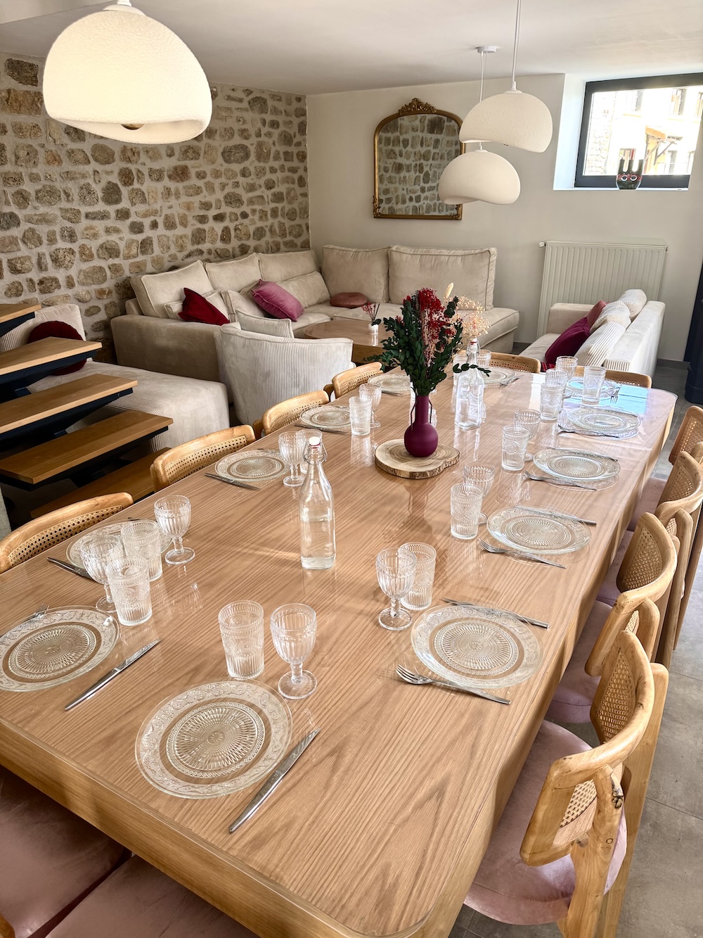 table dressée avec salon en arrière plan